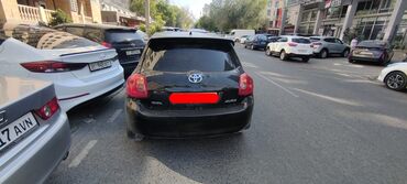 runx alex: Элегантный черный хэтчбек Toyota Auris, идеально подходящий для