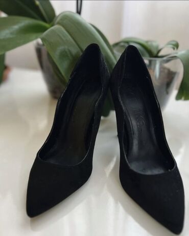 elle ayaqqabi: Tuflilər, Bershka, Ölçü: 38, rəng - Qara, İşlənmiş