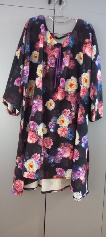 Köynək və bluzalar: Tünd rəngdə, qızılgül naxışlı qadın tunikası. Bu tunika v-yaxalı və — 6