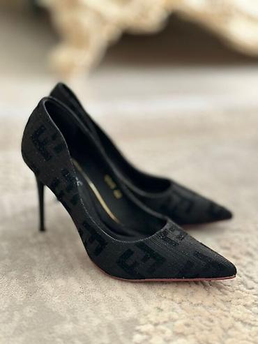 Туфли: 35 / 35,5 размер одевали два раза покупали 5500, каблук очень — 4