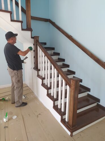 Деревянные лестницы: Деревянная лестница с окрашенными ступенями и белыми балясинами — 13