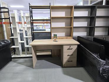 современные компьютерные столы: Компьютерный стол, Новый, С полками — 1
