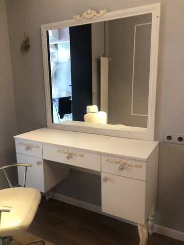 Salon masaları: Salon mebeli satılır 3 güzgülü stol 2 manikyur masası. Hamısı birlikdə