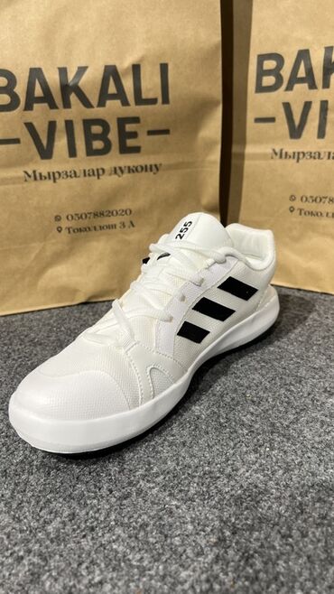 волейбольные кроссовки адидас: Эркектердин кроссовкасы, 42, Adidas, Жаңы, түсү - Ак, Акылуу жеткирүү