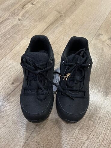 Кроссовки и спортивная обувь: Черные кроссовки для бега/повседневной носки, размер 28 (чуть — 3