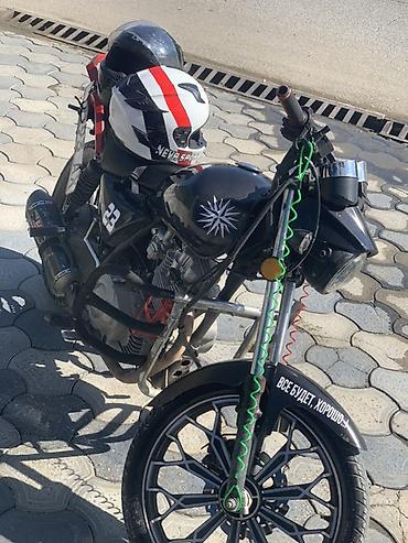 sky 49 moped: Motosiklet – kafe-reyser üslubunda kustom - Rəng: qara/qırmızı — 2