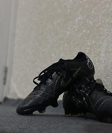 Kişi ayaqqabıları: Məhsul: Futbol butsaları (qazon üçün) Təsvir: - Rəng: Qara, qızılı və — 2