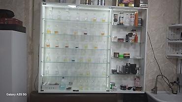 parfum vitrine: Şüşə vitrini – led işıqlıdır 42 flakon içinde ətirlerle birlikdə — 2