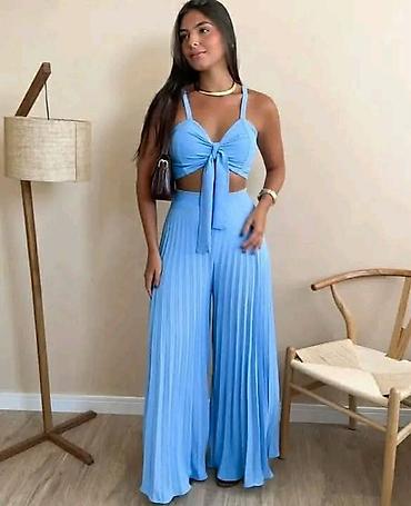 planika: Dvodelni ženski komplet crop top majica na bratele i široke plisirane — 2
