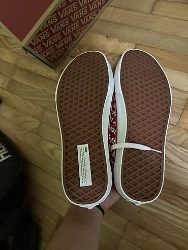 puške: Predstavljamo uniseks Vans Old Skool patike u crvenoj boji. Ove patike — 4