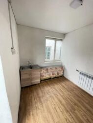 снять квартиру в частном доме: 40 кв. м, 2 бөлмө, Жертөлө, ороо, Забор, тосулган