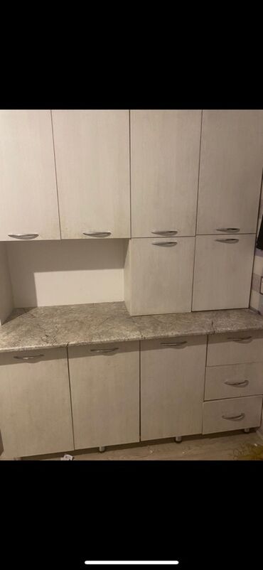 дом для праздников: Кухонный гарнитур светлого оттенка Идеально для компактной кухни