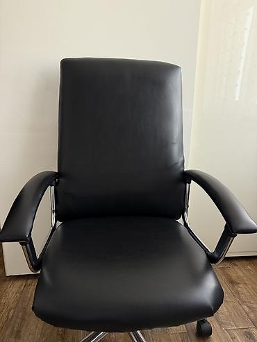 Ofis kreslosu – qara rəng, yüksək arxa dayaq - Material: asan