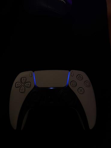 sim operator: Sony PlayStation 5 üçün DualSense simsiz oyun pultu. Ağ rəngli korpus — 2