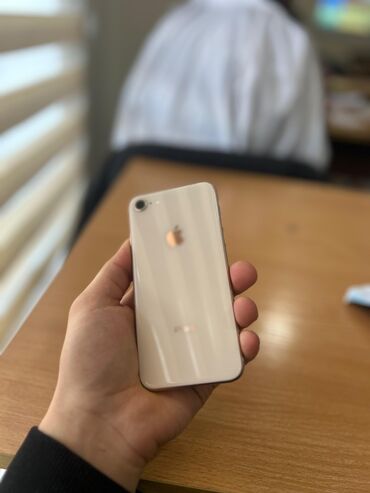 Apple iPhone: IPhone 8, 64 GB, Qızılı, Barmaq izi, Simsiz şarj