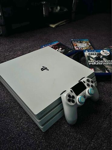 ikinci el playstation: Ps 4 Pro White Usa Cəm oyunlar 800 azn edir 630 azna oyunlarla satılır