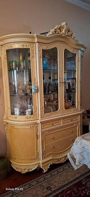 salon dolab: Klassik üslubda vitrinli qonaq otağı dəsti - Rəng: krem/şampan — 4