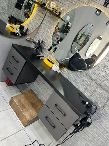 Salon masaları: Saş kəsimi üçün masa, Güzgülü