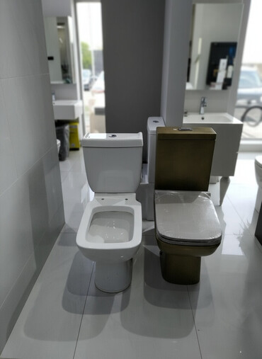 hamam ucun lambirin: Bu tualet həm klassik, həm də müasir interyerlərə uyğun gələn, ağ