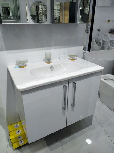 Taxta-şalban: Ağ rəngli, keramik lavabo və ikiqapılı şkafdan ibarət hamam mebeli