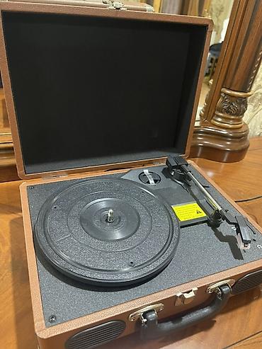 Qramafon Retro patefon val oxudan. Yenidir Retro dizaynlı, müasir