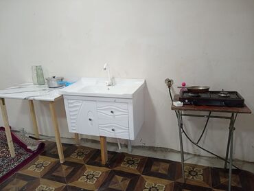main mtk 1 otaqlı: Kirayə üçün sadə, tam mebelli otaq-studiya. - Geniş zal tipli otaq