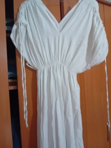 bela haljina sa sljokicama: Color - White, Other style, Short sleeves