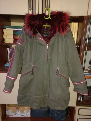p s jakne i kaputi: Zimska jakna u vojničko-zelenoj boji s krznenom kapuljačom i roze