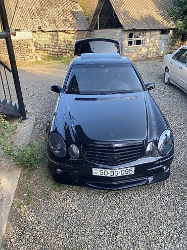 mercedes sekilleri: Mercedes-Benz E‑Class (W211) sedan – qara rəng, AMG üslublu eksteryer — 9