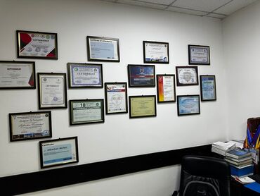 Картины: Картина с изображением цветов в вазе, оформленная в раму. Рама имеет — 26