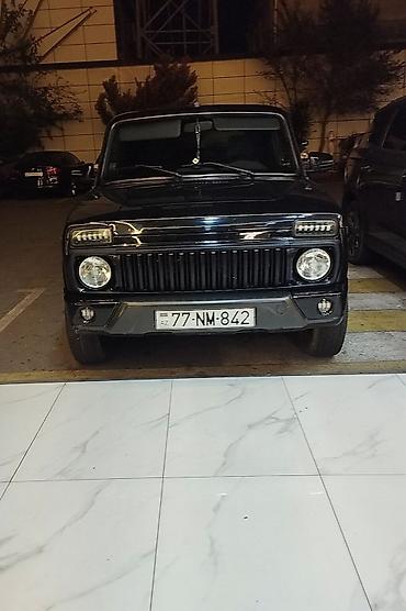 niva sidenya: Lada Niva 4x4, qara rəngdə, 3 qapılı ofrout tipli SUV. Əsas — 10