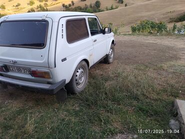 Honda: LADA Niva 4x4, ağ rəng, 3 qapılı klassik kuzov. Yolsuzluq üçün tam