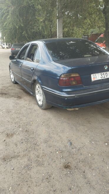 ручки бмв е39: Автомобиль BMW 5-й серии, седан, окрашенный в темно-синий цвет. Модель
