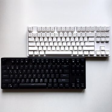 Вышивальные машинки: Белая и чёрная клавиатура Royal Kludge RK987. Тип подключения: по