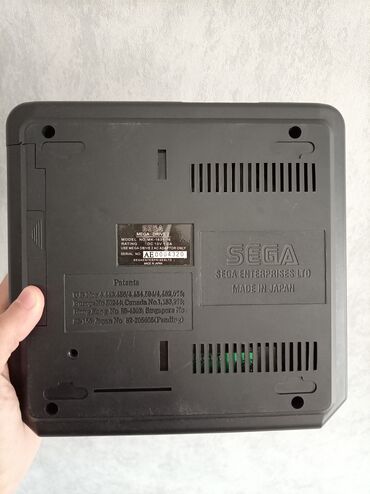 Digər oyun və konsollar: Yapon istehsalı Sega Mega Drive 2 oyun konsolu. Çin istehsalı olan — 4