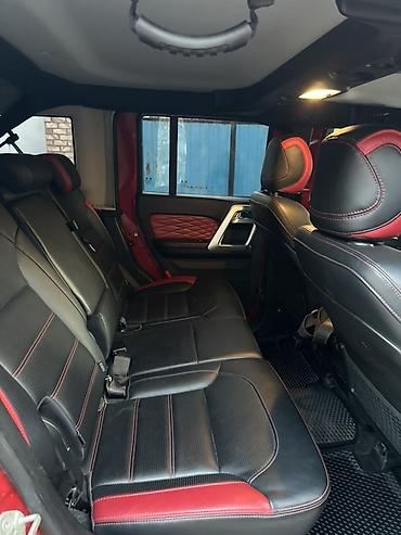 Продажа авто: Внедорожник 5‑дверный, яркий красный цвет с чёрной крышей. Мощный — 10
