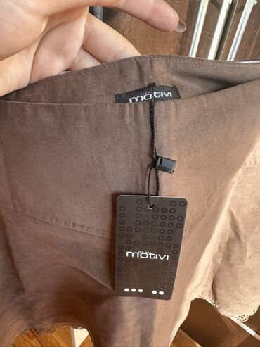 Ətəklər: Qadın geyimləri dəsti 1) Qara-ağ çiçək naxışlı ətək - Rəng: krem fon — 11