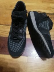 Krasofkalar və idman ayaqqabıları: Qara-boz rəng çalarlarında gündəlik idman üslublu ayaqqabı 36 razmer