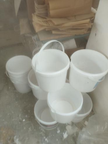 Ağ rəngli plastik vedrələr – çoxməqsədli istifadə üçün