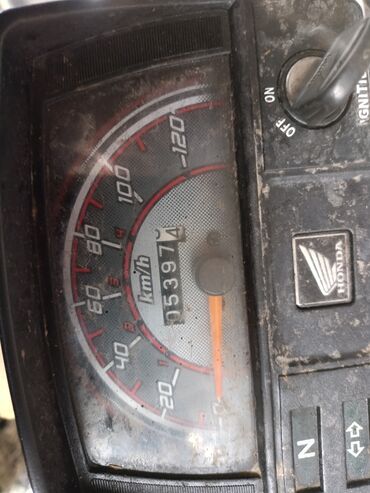 Скутеры: Мопед красного цвета с черными и серыми акцентами. Оснащен передней — 19