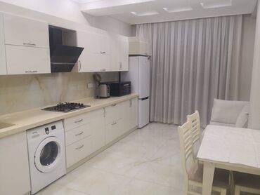 Uzunmüddətli kirayə mənzillər: Nərimanov metrosu yaxınlığında 16 mərtəbəli binanın 14-cü mərtəbəsində — 11