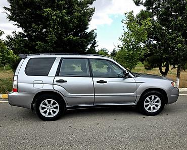 Subaru: Subaru Forester – gümüşü rəngli, kompakt krossover/SUV. Texniki və — 5
