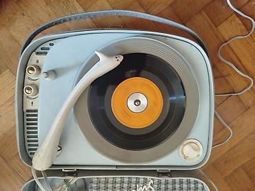 Zvučnici i stereo sistemi: Stari retro gramofon u koferu vintage Radi ali potenciometri zezaju — 2