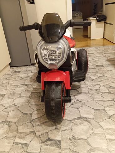 İnformatika: Uşaq üçün elektrikli üçtəkərli motosikl - Rəng: qırmızı-ağ-qara -