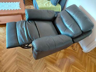 fioke za ormar: Kožna fotelja sa mehanizmom za ležanje (recliner) U odličnom stanju. - — 3
