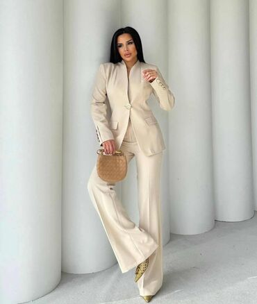 Kostimi: Elegantno žensko odelo u više boja, sa sakoom i pantalonama. Sako ima — 2