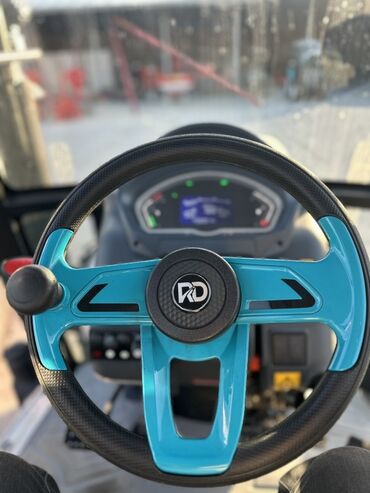 Traktorlar: Yeni RD1004 modeli traktor. Mavi və ağ rənglərdə, kabinli və müasir — 6