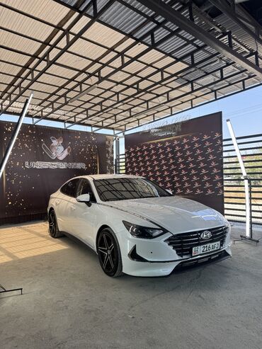 Hyundai: Белый седан Hyundai Sonata с современным дизайном кузова. Автомобиль — 2