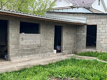 Продажа коттеджей и домов: Продается дом с просторным двором и хозяйственными постройками. - — 28