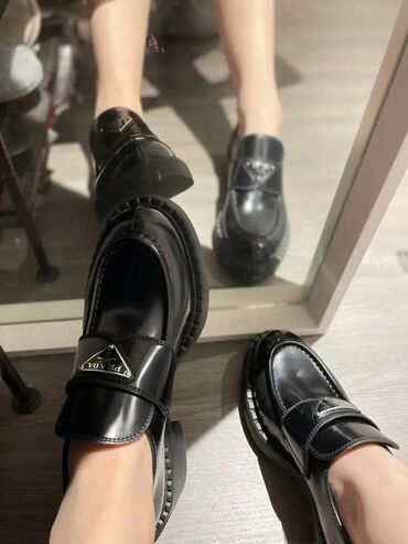 спортивные мокасины: Черные лакированные лоферы с массивной подошвой от Prada - Верх из